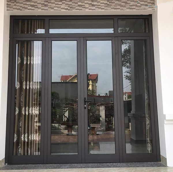 Cửa kính nhôm xingfa màu nâu sang trọng, kiểu dáng hiện đại cho ngôi nhà thêm phần tinh tế và khang trang.