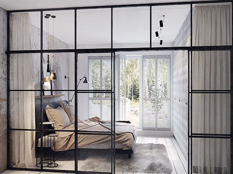 cua-phong-ngu-kinh-cuong-luc Phòng ngủ hiện đại với cửa kính, giường đôi và ánh sáng tự nhiên từ cửa sổ lớn.