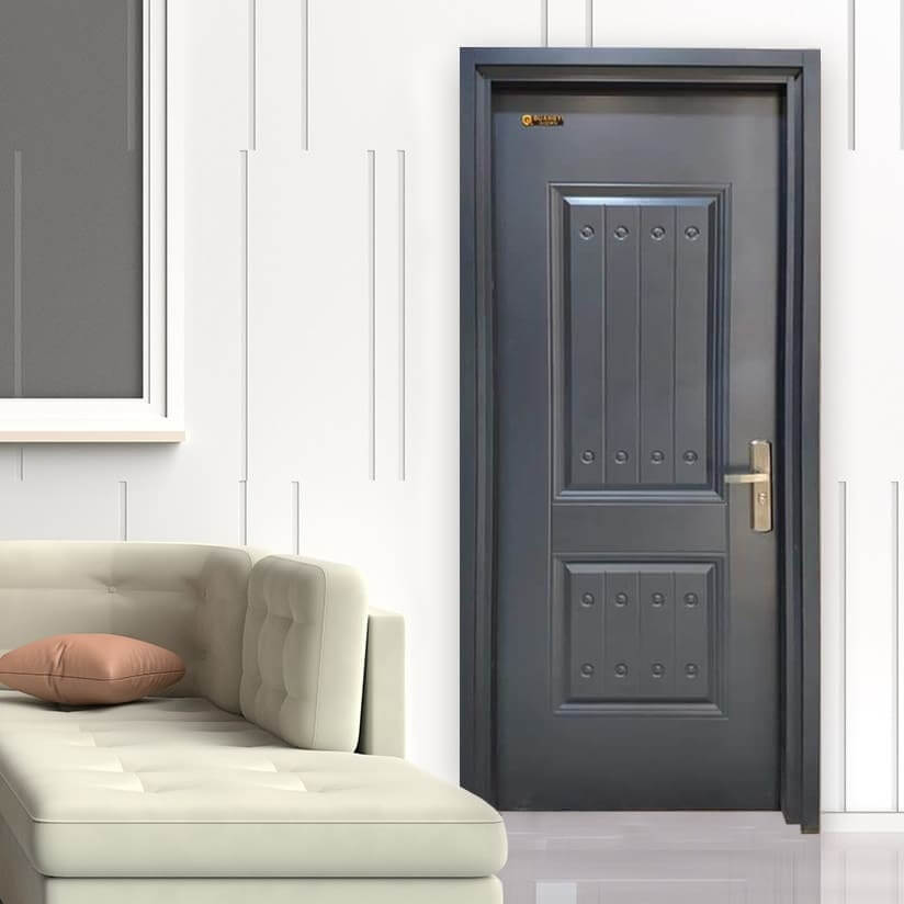 Cửa chống cháy màu xám bên cạnh ghế sofa phòng khách hiện đại.