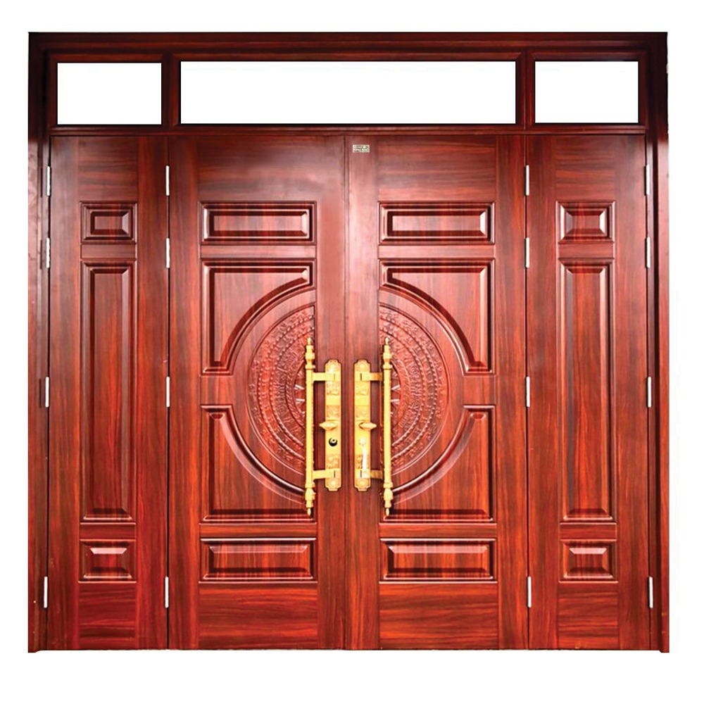 Cửa gỗ lớn màu nâu đỏ với tay nắm vàng. Thiết kế tinh xảo, phong cách sang trọng và cổ điển.