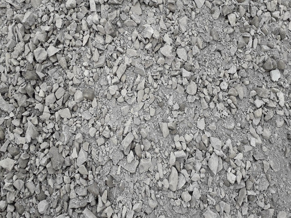 Đá dăm xám, sử dụng cho công trình xây dựng và lát nền, hình ảnh chụp gần bề mặt với kết cấu đá nhỏ và vụn.
