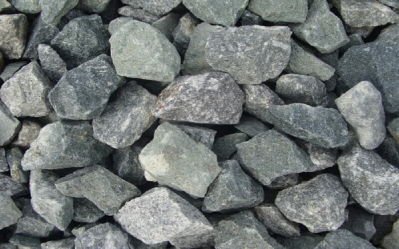 Đống đá xanh xám tự nhiên với bề mặt gồ ghề, dùng trong xây dựng và trang trí cảnh quan.