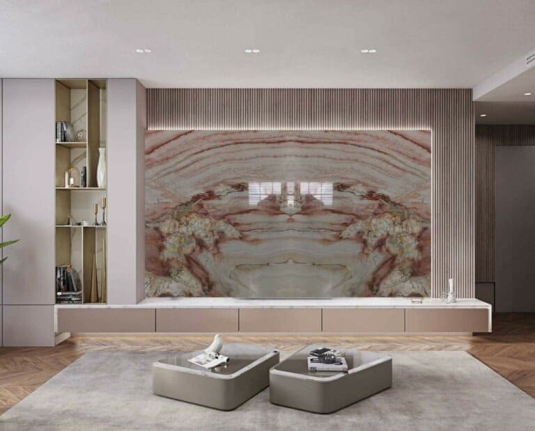 Phòng khách sang trọng với tường ốp đá cẩm thạch, kệ sách và bàn cà phê hiện đại.