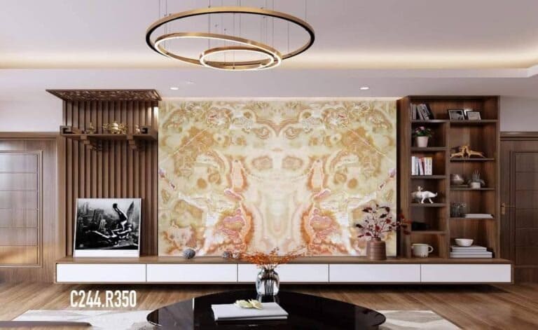 Phòng khách hiện đại với bức tường đá cẩm thạch và đèn chùm sang trọng, kệ sách gỗ trang trí tinh tế.