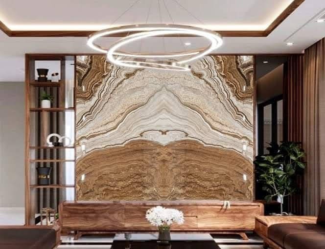 Không gian phòng khách hiện đại với đèn treo hình tròn và tường đá hoa văn độc đáo.