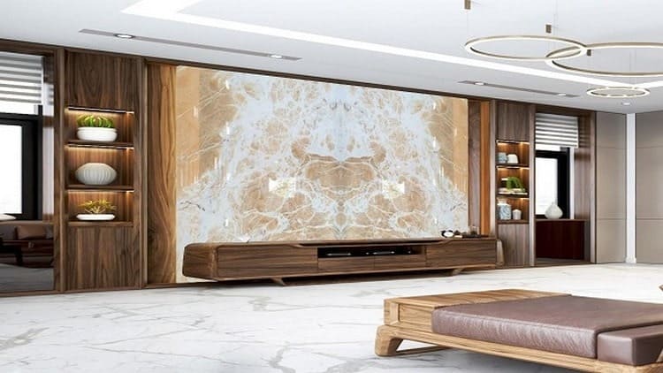 Phòng khách hiện đại với tấm đá marble lớn trên tường, sàn đá trắng và kệ gỗ trang trí tinh tế.