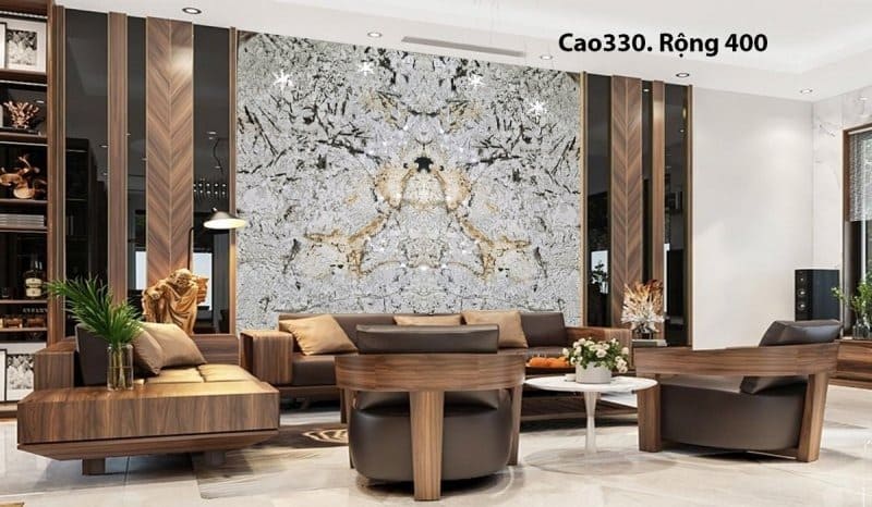 Phòng khách hiện đại với nội thất gỗ sang trọng và bức tường họa tiết đá hoa cương lớn.
