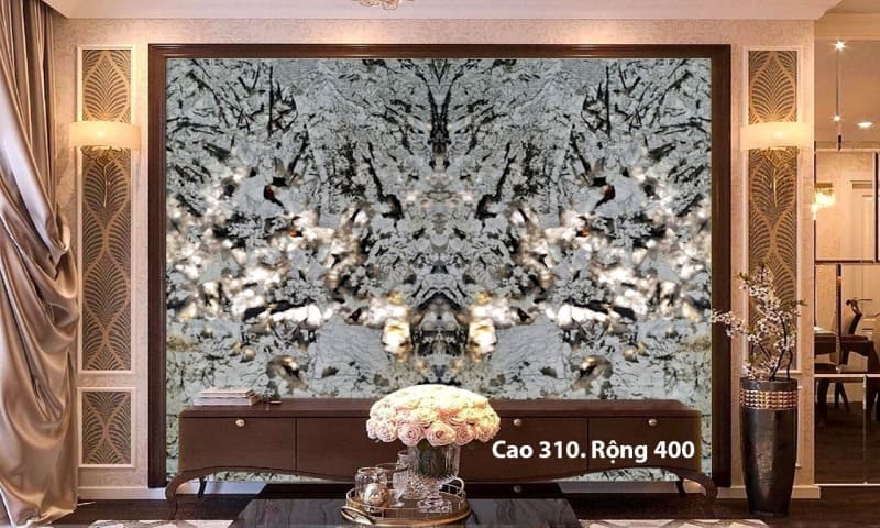 Bức tường họa tiết hoa văn trắng trong phòng khách sang trọng, điền kèm bàn hoa nhã nhặn. Cao 310, Rộng 400.