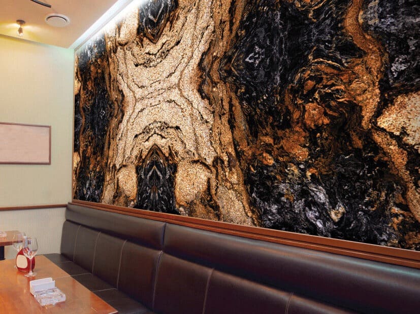 Bức tường đá hoa cương với vân màu nâu và đen trong không gian nội thất nhà hàng sang trọng.
