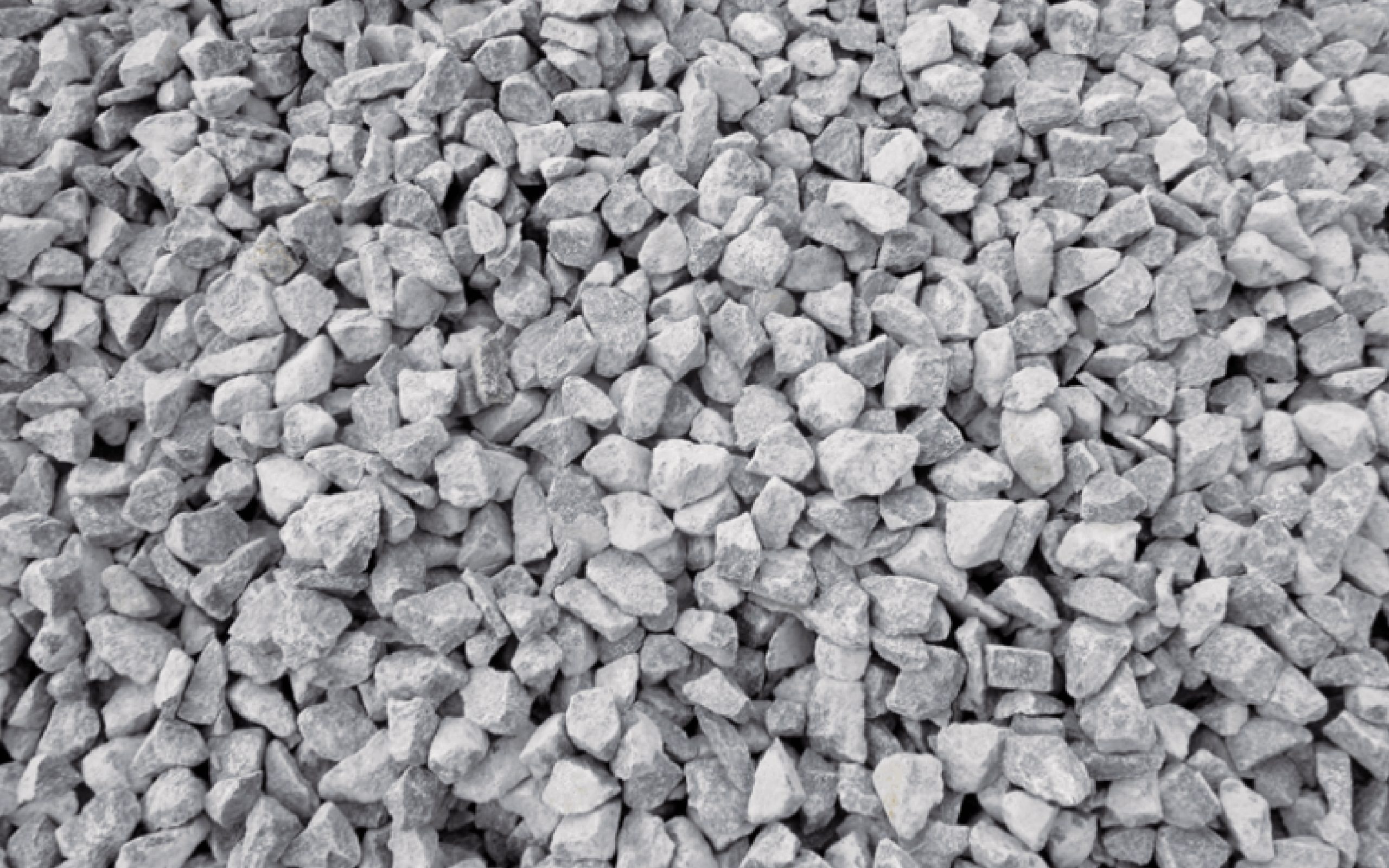 Đống đá sỏi màu xám dùng trong xây dựng và trang trí ngoại thất.