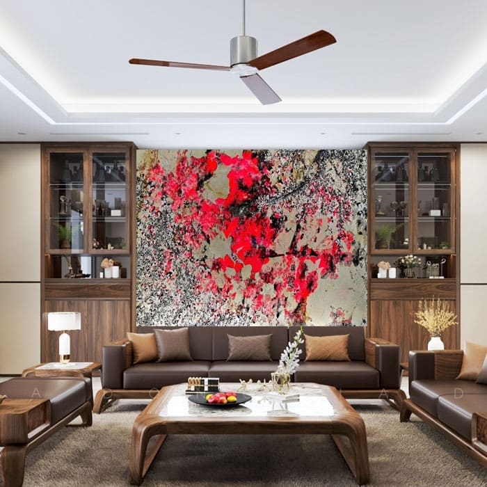 Phòng khách sang trọng với tranh trừu tượng màu đỏ trên tường, nội thất gỗ và bàn sofa hiện đại.