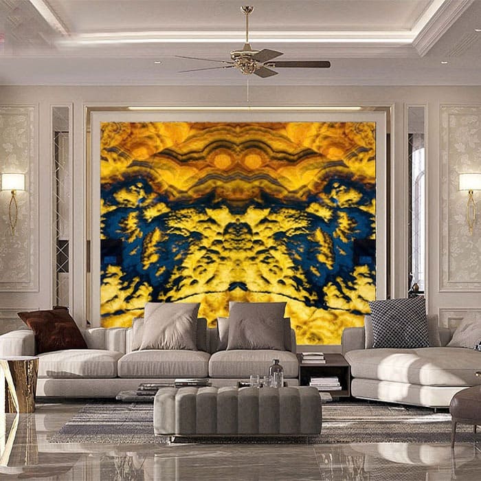 Tranh trừu tượng màu vàng-xanh độc đáo treo trong phòng khách sang trọng với bộ ghế sofa hiện đại.