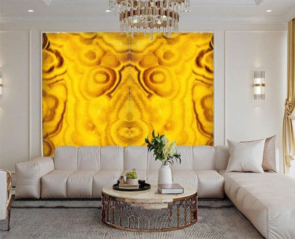 Phòng khách sang trọng với tranh đá cẩm thạch màu vàng và ghế sofa trắng, đèn chùm trang trí.