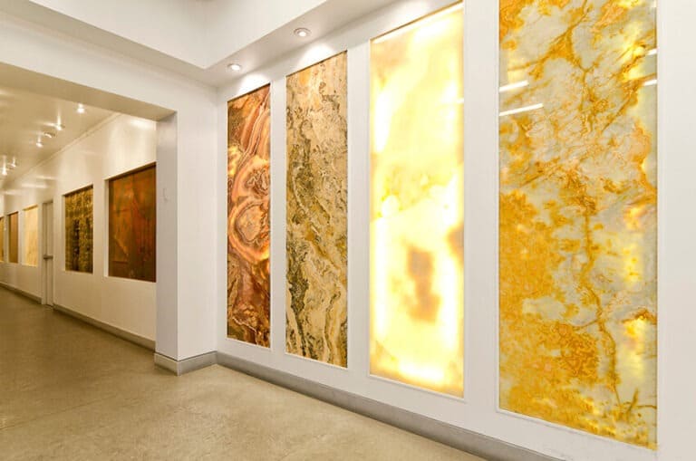 Hành lang với tường đá cẩm thạch độc đáo và ánh sáng vàng rực rỡ trong một không gian hiện đại.