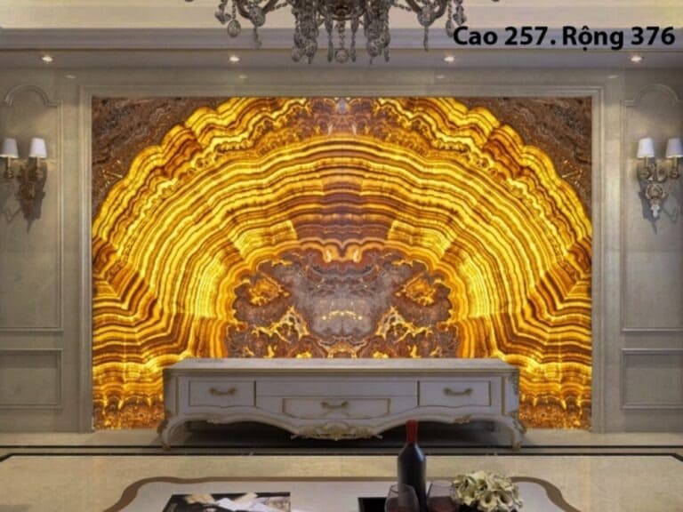 Bức tranh đá cẩm thạch vân vàng trang trí phòng sang trọng, kích thước cao 257 cm, rộng 376 cm.