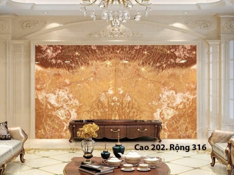 Phòng khách sang trọng với vách đá hoa cương màu vàng, nội thất cổ điển. Cao 202, rộng 316 cm.