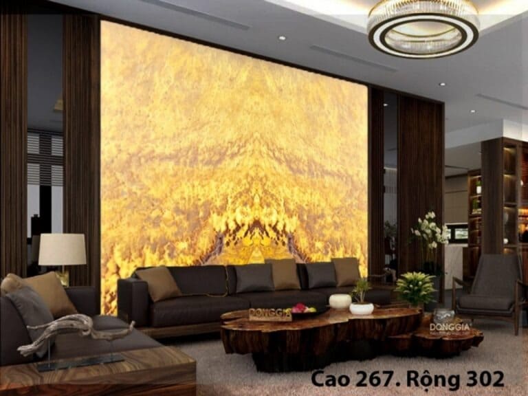 Phòng khách sang trọng với tường đá màu vàng và nội thất hiện đại, đèn trần đẹp mắt.