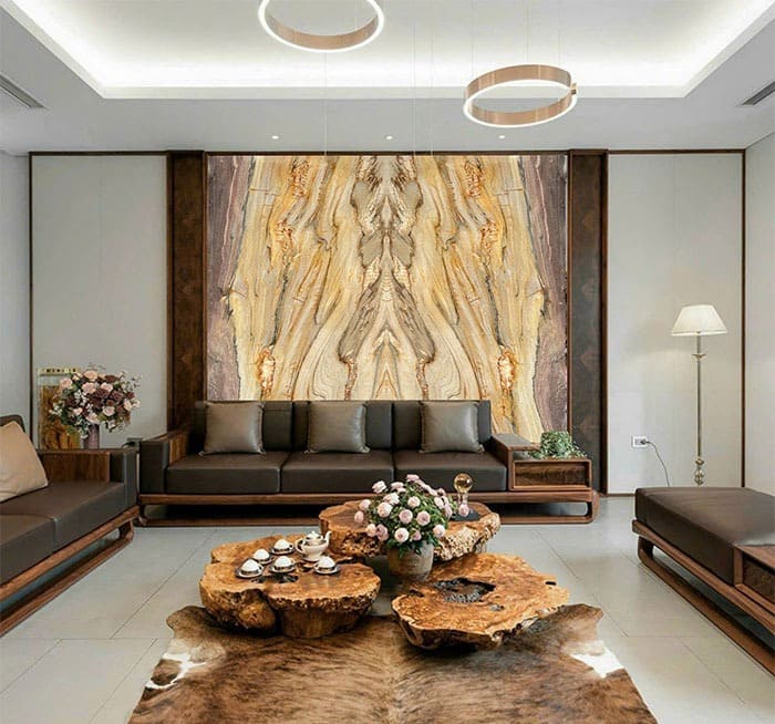 Phòng khách sang trọng với nội thất gỗ và tường hoa văn. Bàn trà độc đáo và đèn hiện đại treo trên trần.