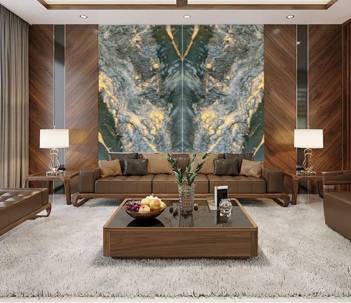 Phòng khách sang trọng với ghế sofa da, bàn kính, thảm lông, và tranh tường đá hoa cương.