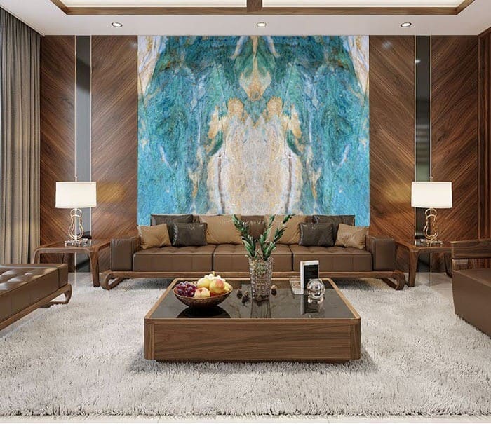 Phòng khách sang trọng với ghế sofa nâu, bàn giữa và tranh tường màu xanh.