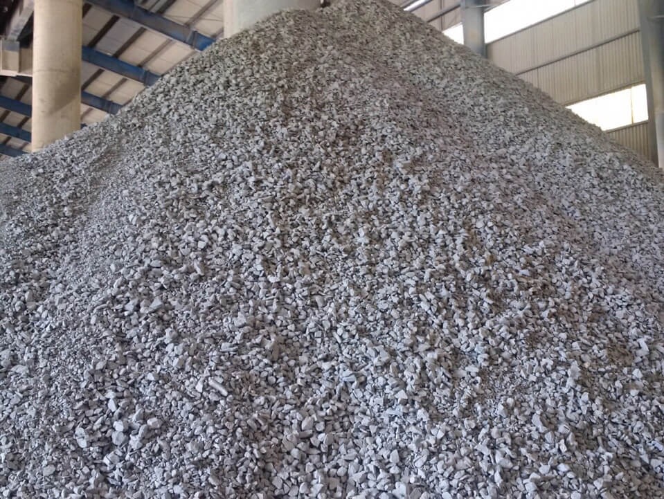 da-xi-mang-la-gi Đống đá dăm lớn trong nhà xưởng, sẵn sàng cho công trình xây dựng.