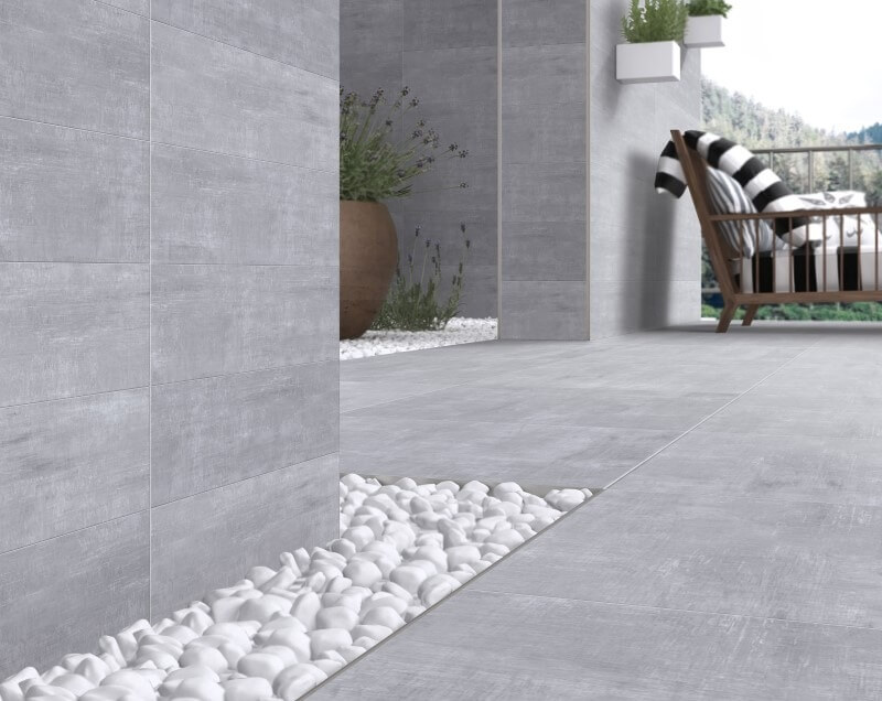 daj8sl1pn9vyge7r2ot0 Hiện đại và sang trọng với sàn gạch xám và sỏi trắng trong không gian ngoài trời có ghế gỗ và cây xanh.