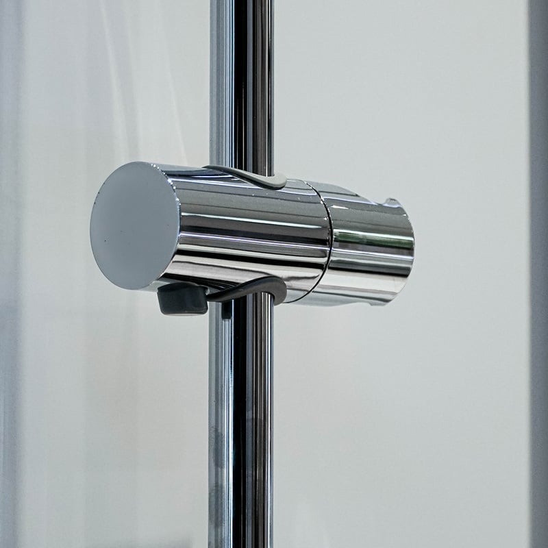 Tay nắm cửa phòng tắm chất liệu kim loại sáng bóng trên nền trắng.