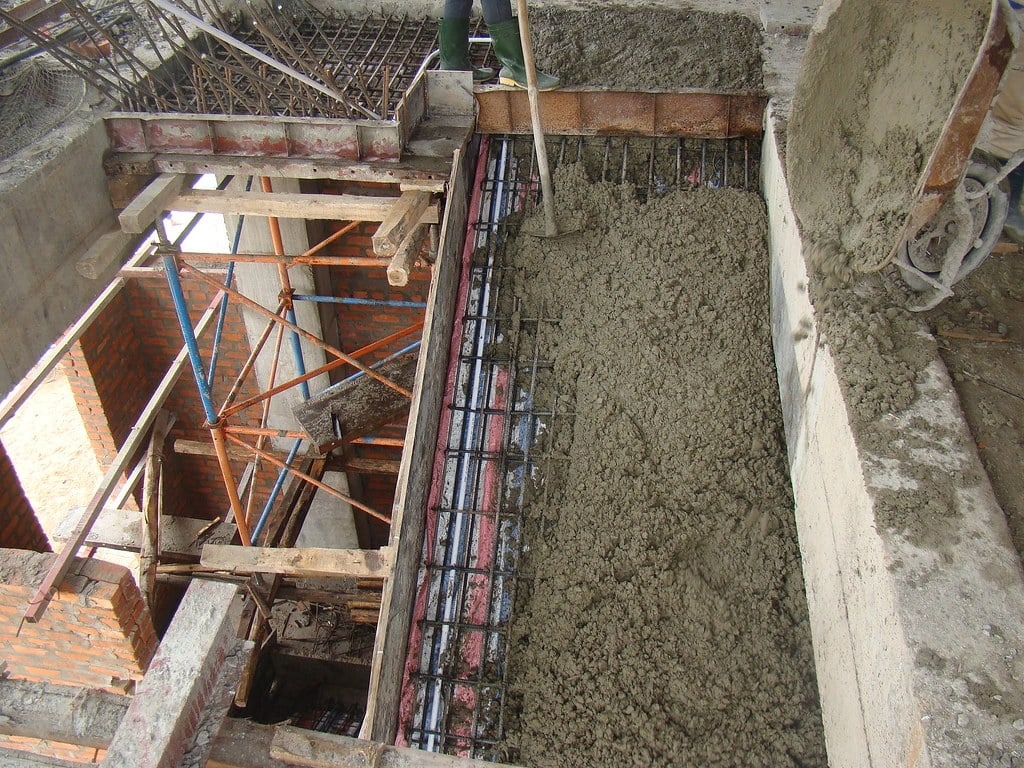 do-be-tong-cau-thang-1 Đổ bê tông cho sàn tầng trên công trình xây dựng với giàn giáo và cốt thép.