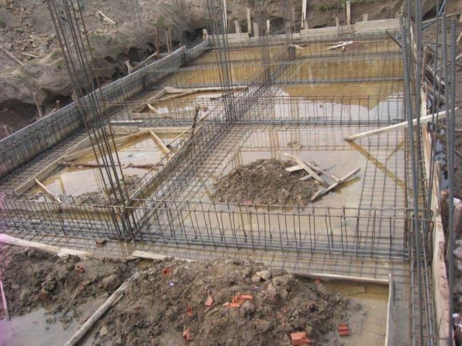 do-mong-nha-ngay-mua-4 Thi công nền móng bê tông cốt thép cho công trình xây dựng nhà ở.
