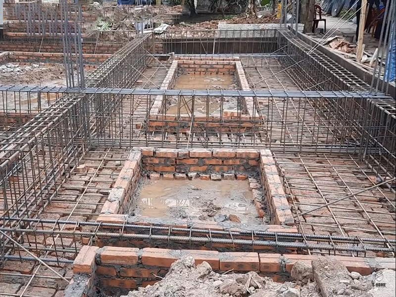 do-mong-nha-ngay-mua-gay-nguy-co-ngap-ung-cong-trinh Khung cốt thép và gạch cho móng nhà, công trình xây dựng đang trong giai đoạn đầu, chuẩn bị thi công.