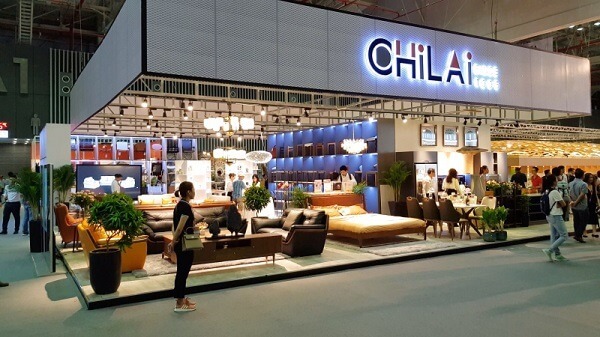do-noi-that-cao-cap-chilai Gian hàng ChiLai tại triển lãm nội thất với nhiều sản phẩm sofa, bàn ghế sang trọng và trang trí hiện đại.