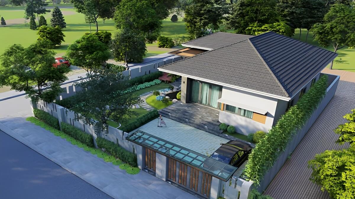 Ngôi nhà hiện đại với sân vườn xanh tươi, thiết kế mái ngói và hàng rào cây cối, nhìn từ trên cao.