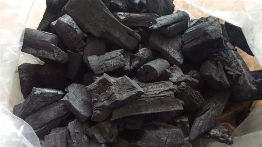 Than củi tự nhiên chất lượng cao để nấu ăn và sưởi ấm.