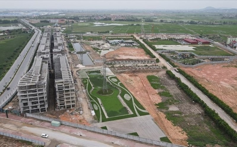 Khu xây dựng với tòa nhà cao tầng và công viên xanh, nhìn từ trên cao ở vùng nông thôn Việt Nam.