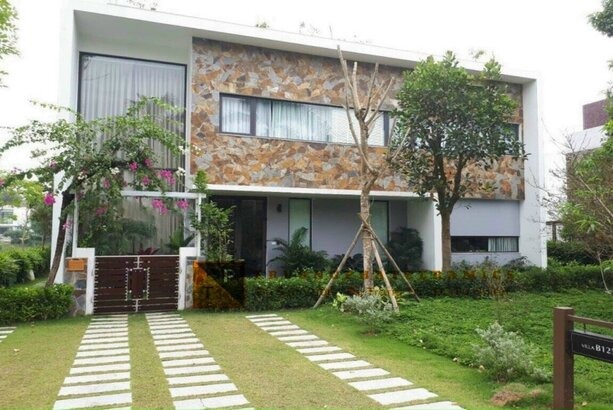 duong-di-bo-lat-da-12 Nhà hiện đại hai tầng với mặt tiền ốp đá, sân vườn xanh mát và lối đi lát đá vuông.