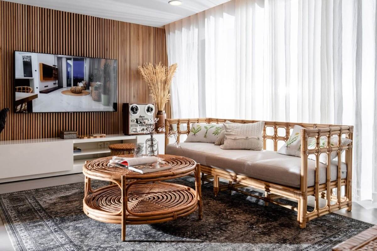 dz1gwqa6rvljc4y0tm53 Phòng khách hiện đại với sofa mây, bàn tròn và tivi treo tường, tạo không gian ấm cúng và thư giãn.