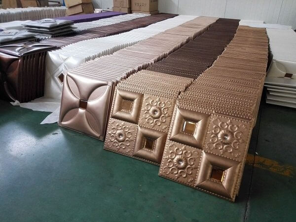 eb16wa8tjnd3mgy7oizf Gạch ốp tường trang trí với họa tiết nổi bật, đa dạng màu sắc trên nền nhà xưởng.