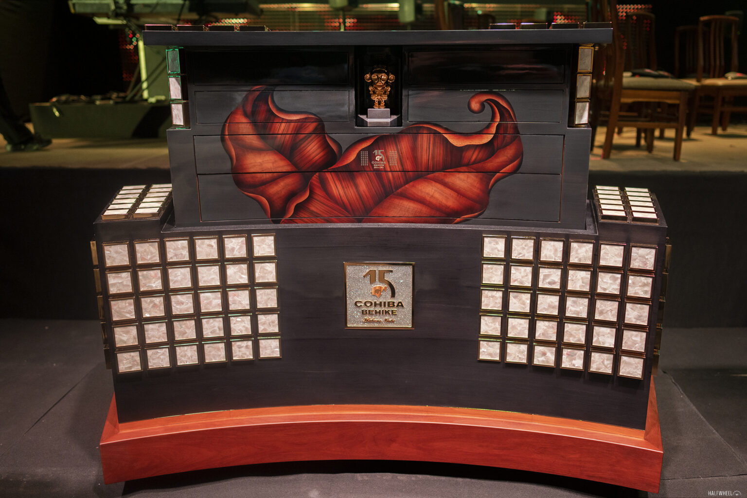 festival-del-habano-xxv-humidor-auction-2025-cohiba-behike-1-1536x1024-1 Hộp quà tặng Cohiba Behike 15 năm, thiết kế độc đáo với lá thuốc lá và hộp vuông trang trí tinh xảo.