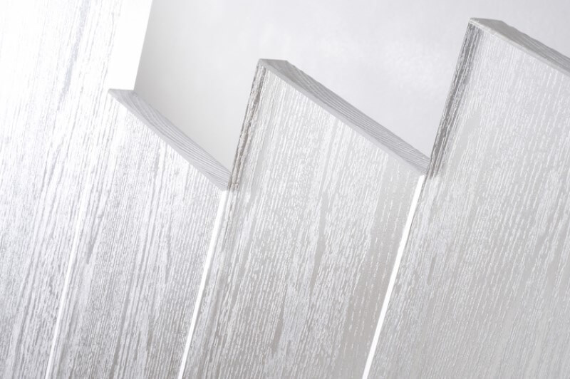 g0fnt1a3879co4je6qis Tấm gỗ vân nổi trắng, xếp góc nghiêng, tạo hình ziczac nghệ thuật và hiện đại.