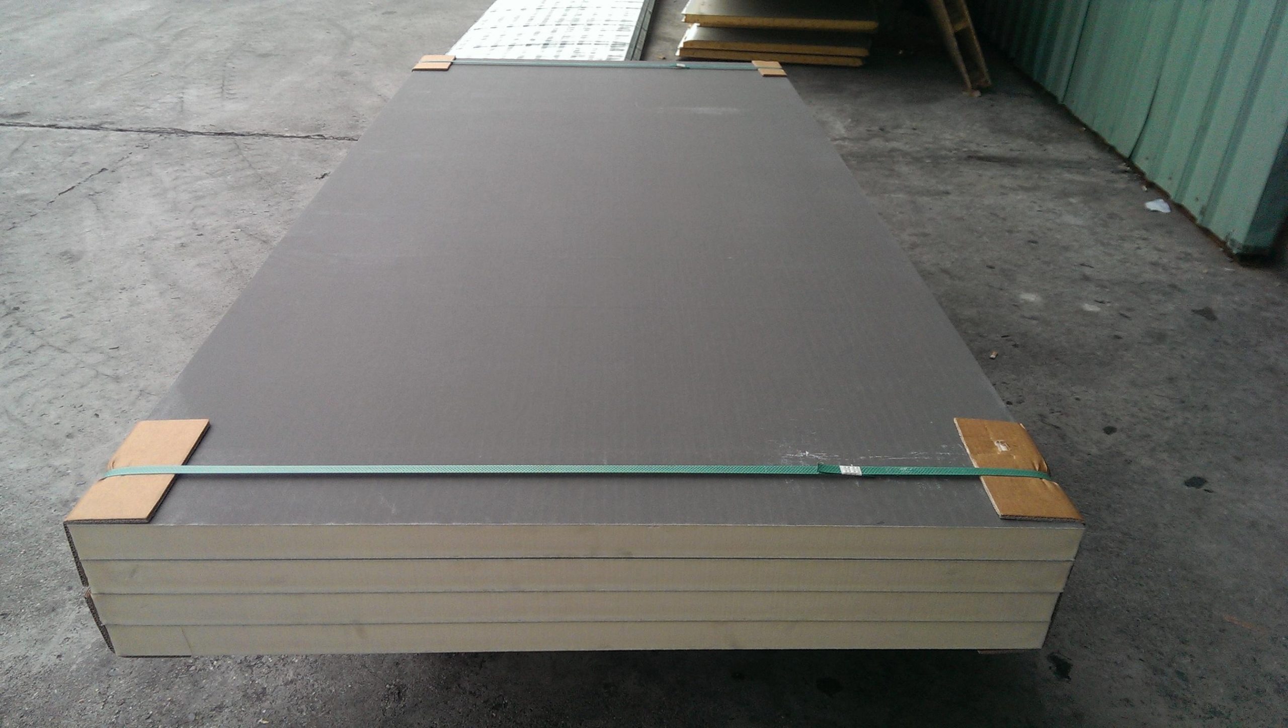 gach-mat-gachmat-la-gi Tấm panel cách nhiệt xếp chồng trong kho xưởng, dùng trong xây dựng và công nghiệp.