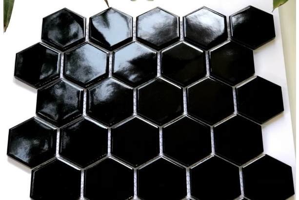 Gạch men hình lục giác màu đen bóng, dùng trang trí nội thất, tạo không gian hiện đại và sang trọng.