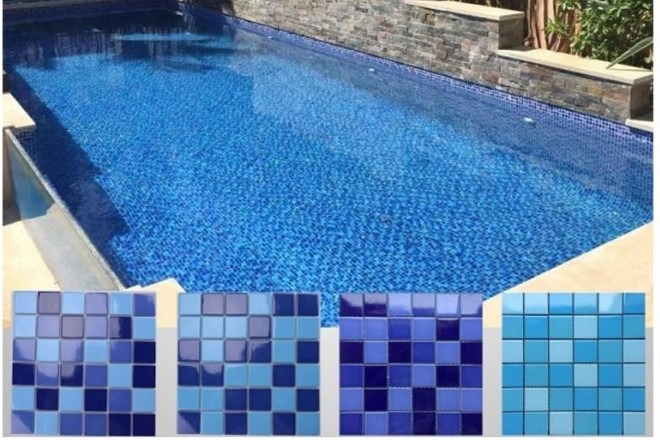 Bể bơi lát gạch xanh, hình ảnh mẫu gạch lát màu xanh dương đa dạng nằm bên dưới.