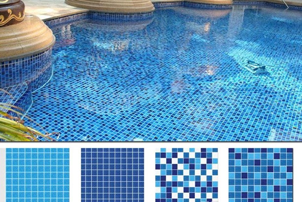 Hồ bơi lát gạch mosaic xanh với các mẫu gạch khác nhau bên dưới, tạo không gian sang trọng và hiện đại.
