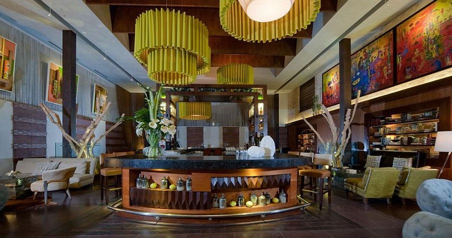 getlstd-property-photo Đèn chùm và nội thất sang trọng trong sảnh khách sạn kiểu hiện đại.