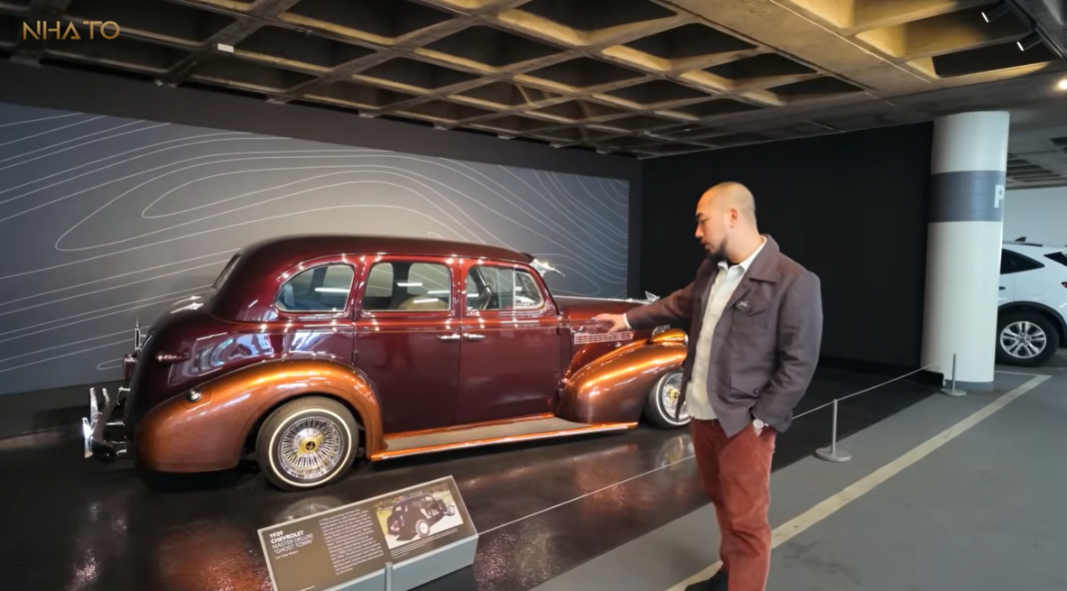 ghost-town-2 Người đàn ông đứng cạnh ô tô cổ điển màu nâu trong bảo tàng ô tô.