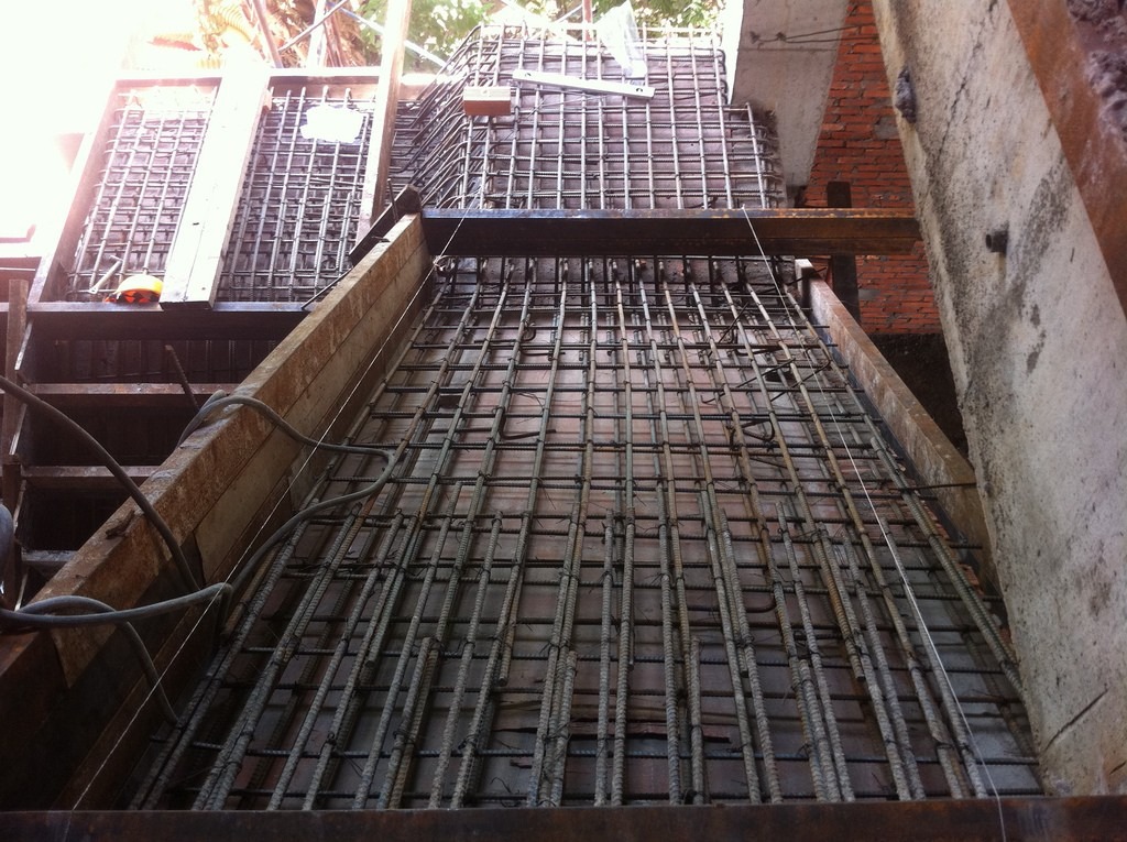 gia-cong-va-lap-dung-cot-thep-cho-cau-thang Xây dựng công trình với thép cốt và ván khuôn gỗ chuẩn bị đổ bê tông tại công trường.