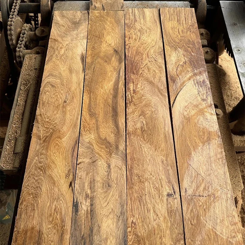 gia-go-bach-xanh-moc-chau-la-bao-nhieu Tấm gỗ gụ mới cưa với vân gỗ tự nhiên, chuẩn bị cho quá trình sản xuất nội thất cao cấp.