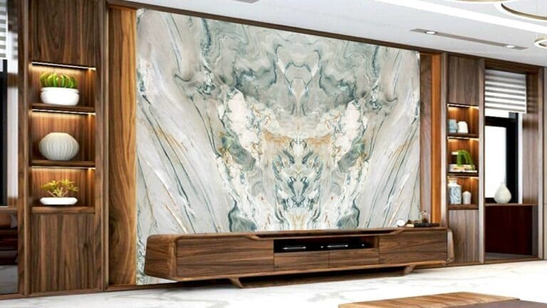 Phòng khách sang trọng với tường vân đá cẩm thạch, kệ gỗ hiện đại và cây cảnh trang trí.