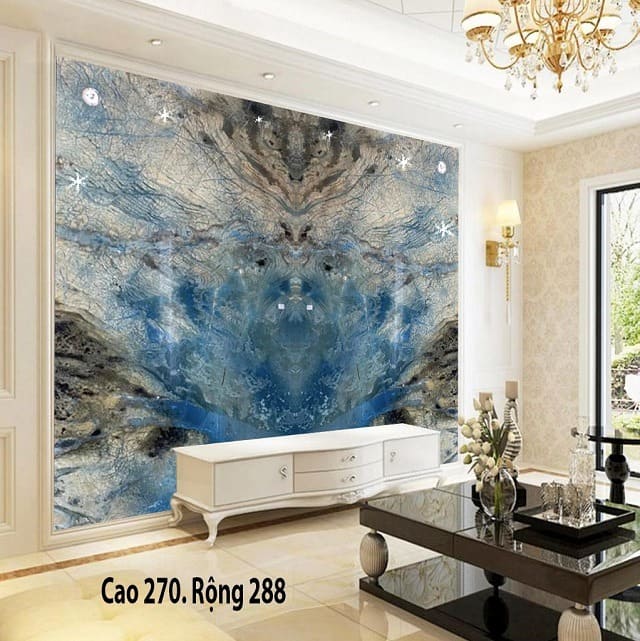 Bức tường đá hoa cương màu xanh sang trọng trong phòng khách hiện đại với đèn chùm và cửa sổ lớn.