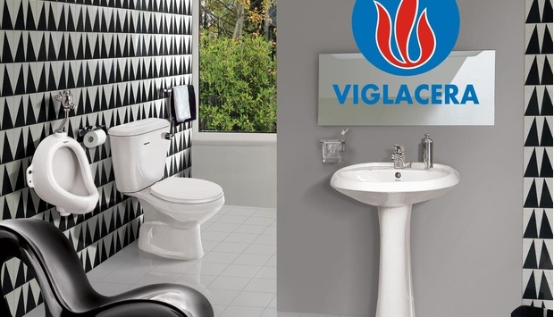 Nhà vệ sinh hiện đại với thiết bị Viglacera, bồn cầu và chậu lavabo trắng, nền gạch họa tiết độc đáo.
